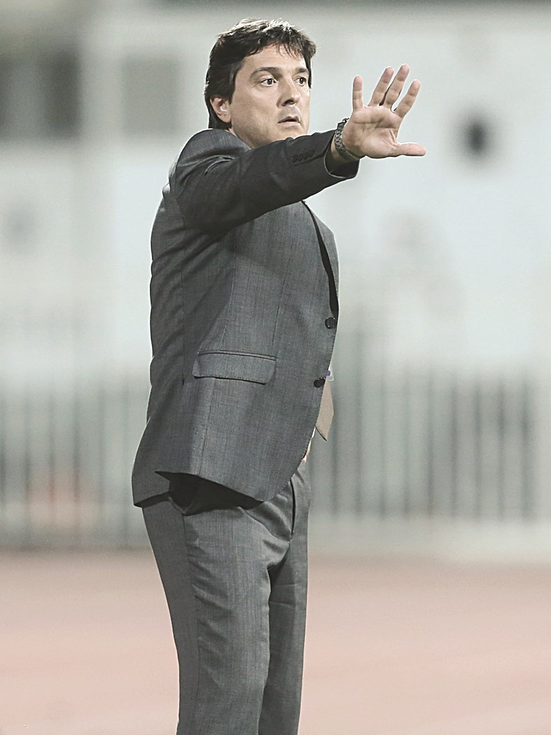 مدرب اليرموك انطونيو بالبدلة الرسمية يوجه لاعبيه