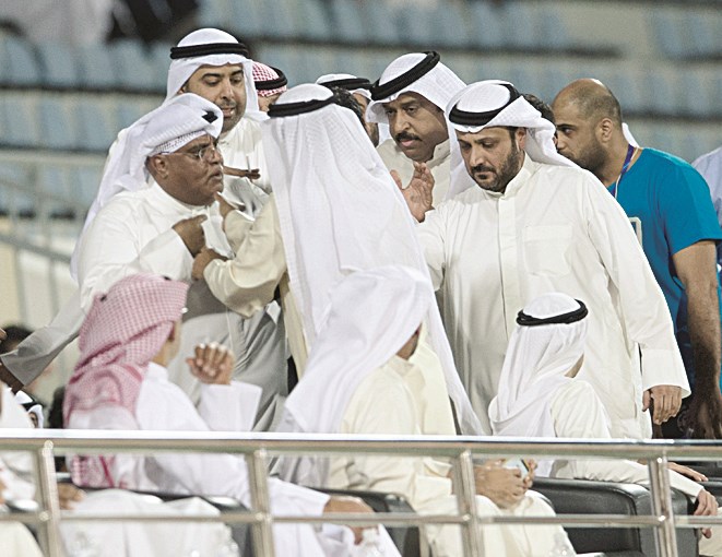 رئيس نادي القادسية خالد الفهد يتدخل لفض الاشتباك داخل المنصة الرئيسية