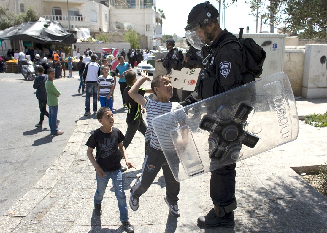 u0648u0644u062f u0641u0644u0633u0637u064au0646u064a u064au0644u0647u0648 u0645u0639 u062cu0646u062fu064a u0625u0633u0631u0627u0626u064au0644u064a u0641u064a u0634u0631u0642 u0627u0644u0642u062fu0633 (u0627 u0641 u0628)