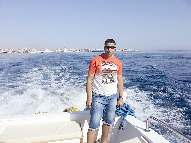 الزميل علي العلاس وسط المياه الفيروزية