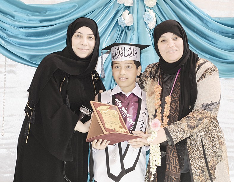 الطالب يوسف خالد شعبان مع مديرة المدرسة ووالدته