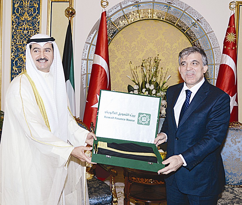 ... ويتسلم درعاً تكريمية من المرزوق