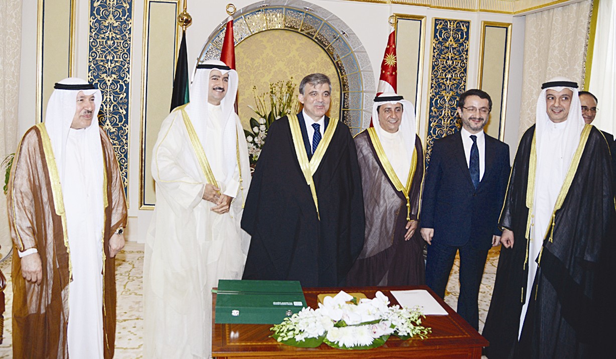 الرئيس التركي يتوسط حمد المرزوق ومحمد العمر وفواز العيسى والسفير الكويتي في تركيا عبد الله الذويخ