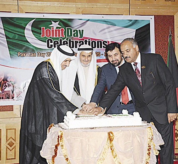 مشاركة كويتية - باكستانية في قص قالب الحلوى (تصوير جلال معوض)