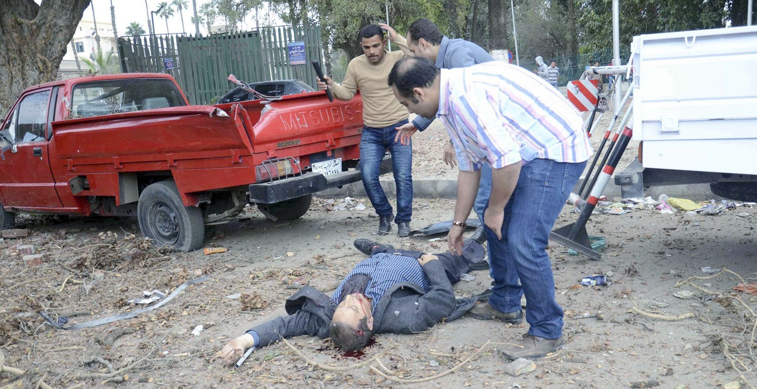 u0645u0635u0631u064au0648u0646 u062au062cu0645u0639u0648u0627 u062du0648u0644 u0627u0644u0636u0627u0628u0637 u0627u0644u0630u064a u0642u062au0644 u0641u064a u0627u0644u0627u0646u0641u062cu0627u0631   (u0631u0648u064au062au0631u0632)