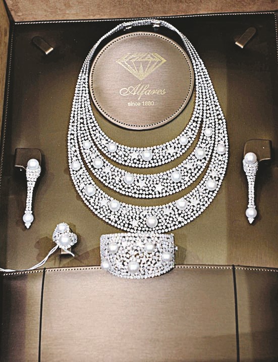 طقم مرصّع بالماس