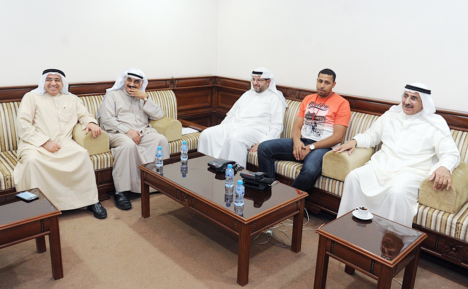 u0642u064au0627u062fu064au0648 u00abu0627u0644u0643u0647u0631u0628u0627u0621 u0648u0627u0644u0645u0627u0621u00bb u0641u064a u062du0648u0627u0631u0647u0645 u0645u0639 u0627u0644u0632u0645u064au0644 u0639u0644u064a u0627u0644u0639u0644u0627u0633 (u062au0635u0648u064au0631 u0632u0643u0631u064au0627 u0639u0637u064au0629)