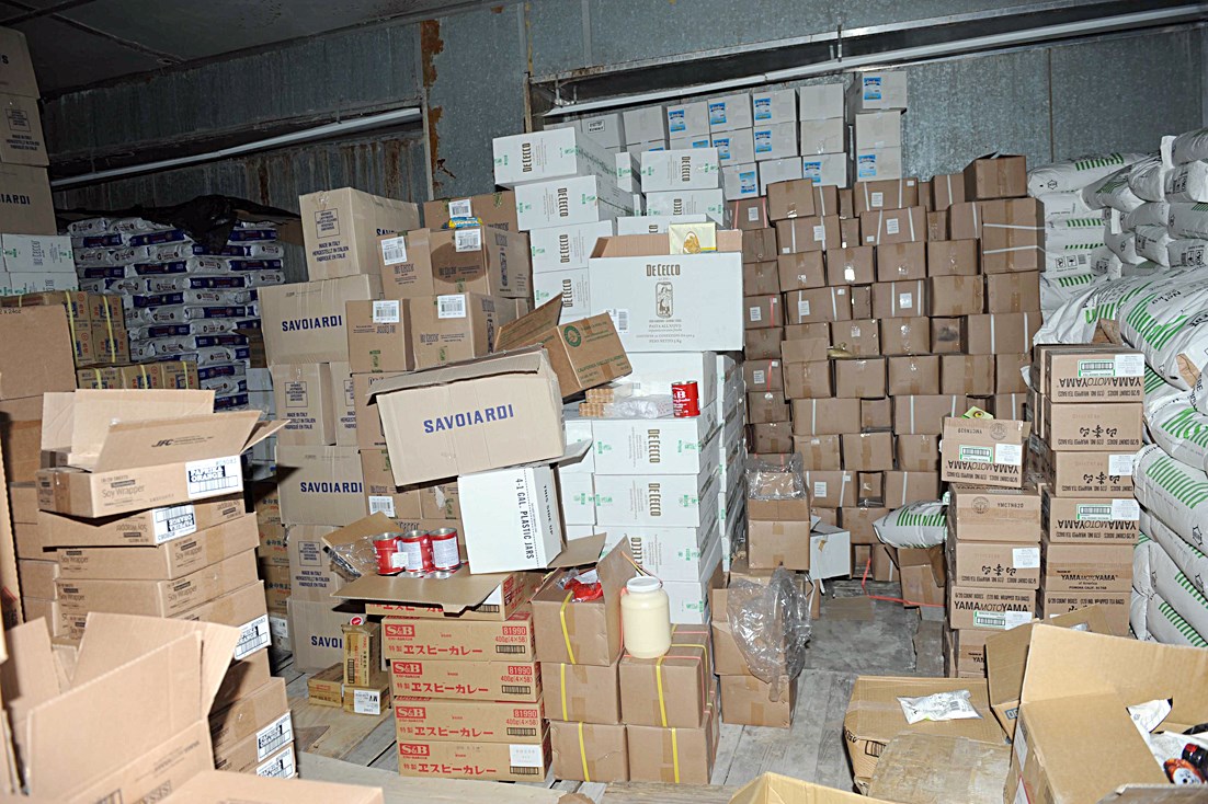 كراتين في مخزن المواد الفاسدة