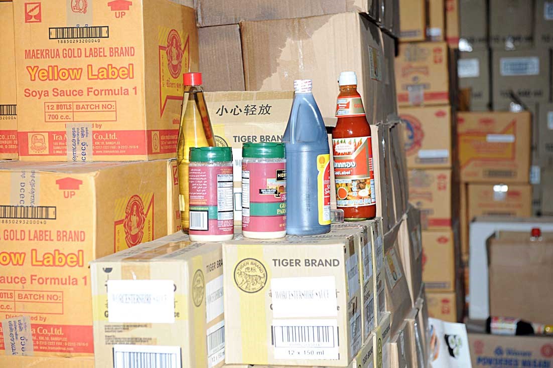 زجاجات وعلب غذائية منتهية الصلاحية (تصوير جلال معوض)