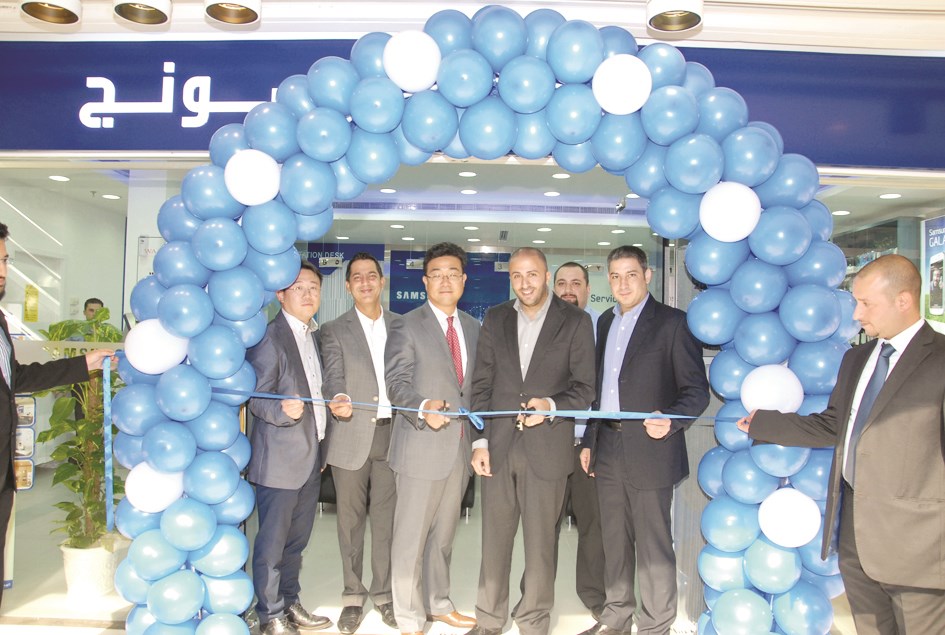 لحظة قص الشريط