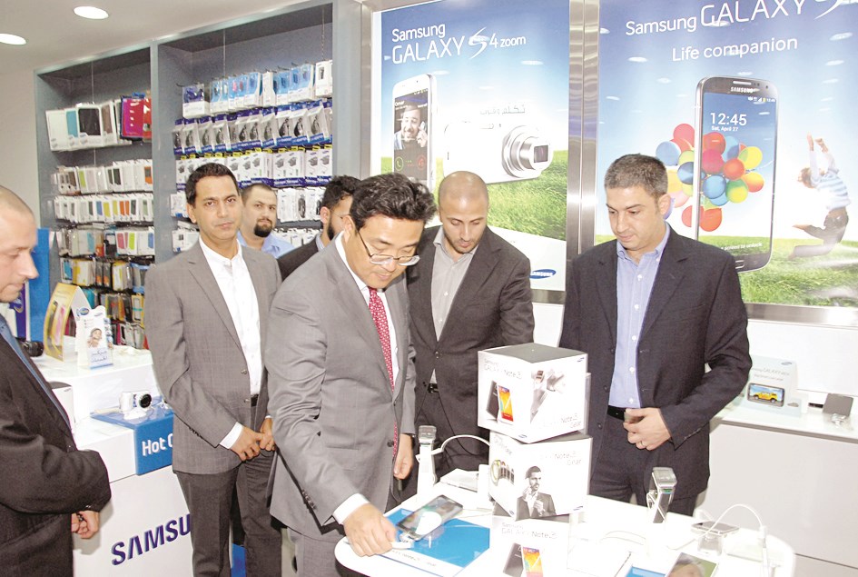 واي أس كيم يلقي نظرة على المعروضات