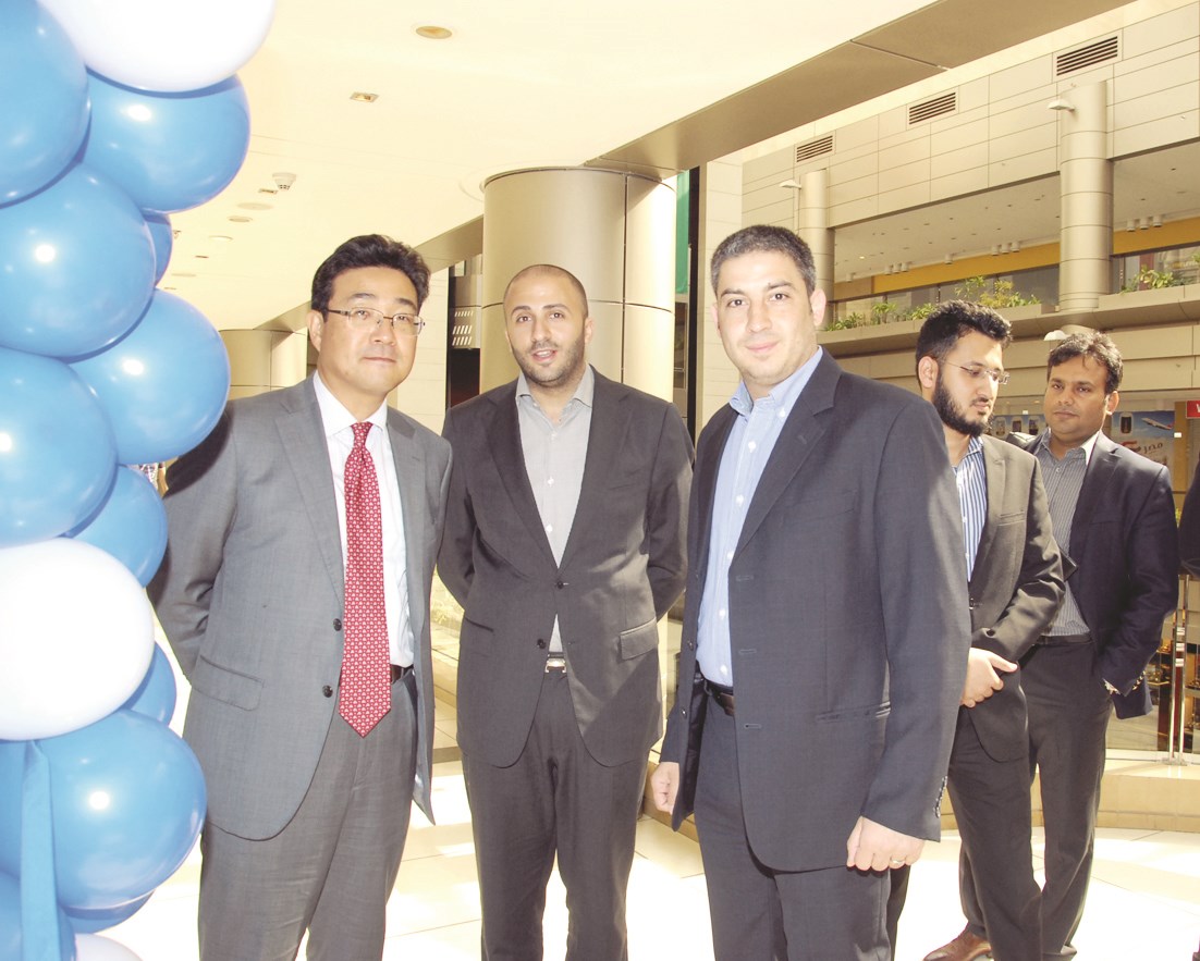 من اليسار: واي اس كيم وعبد العزيز أبو شنب وأحمد يمّوت