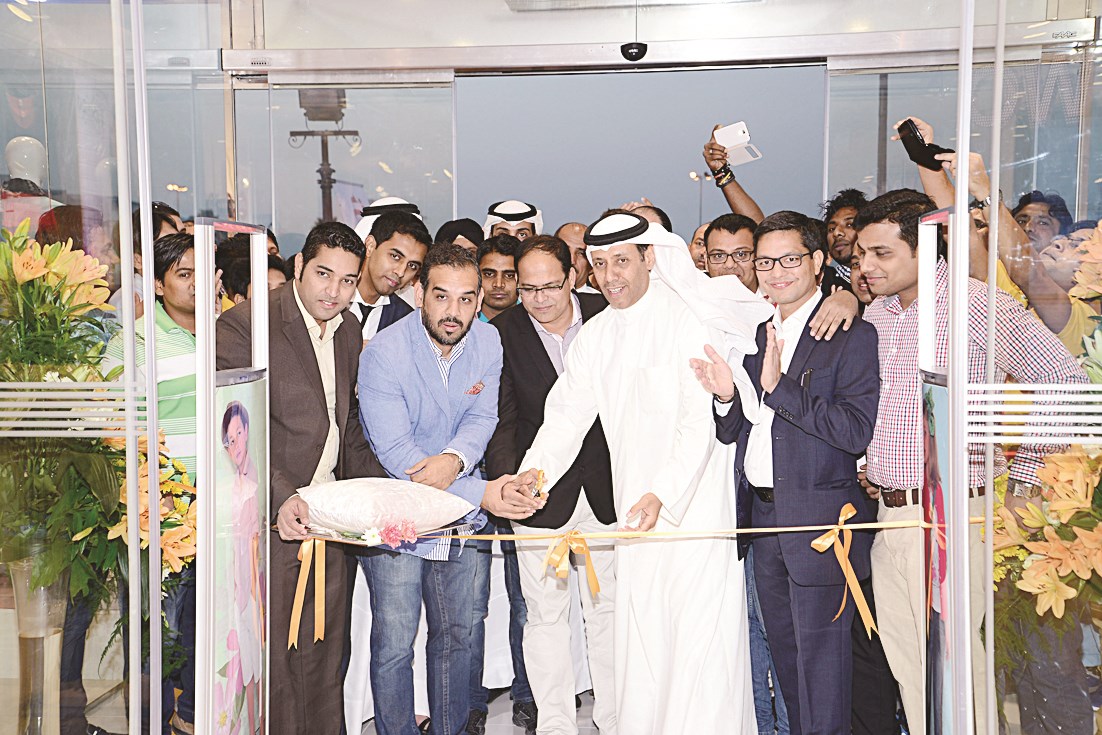 مسؤولو الشركة يقصون شريط الافتتاح