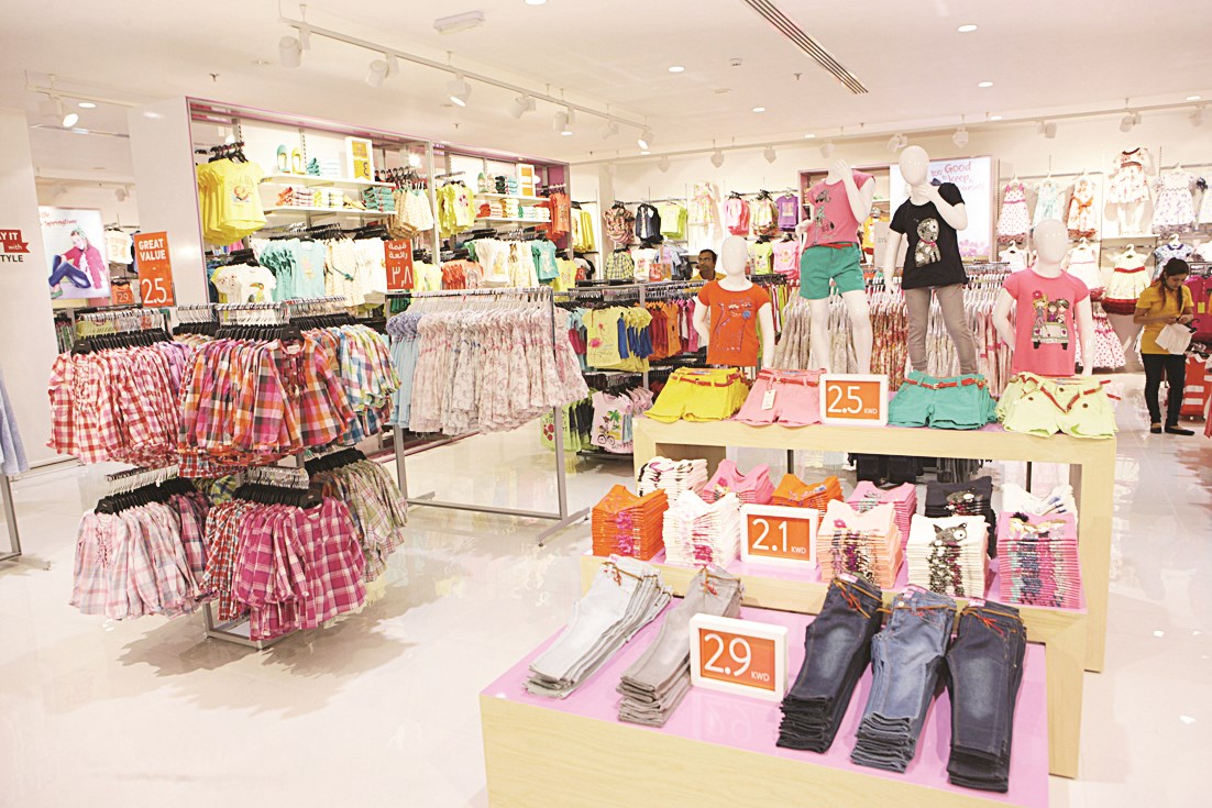 أزياء متنوعة داخل المتجر