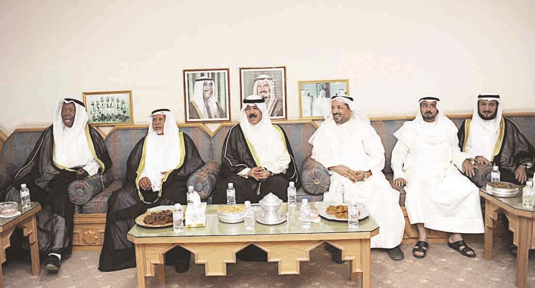 وزير الداخلية متوسطاً الحضور في حفل التكريم (تصوير طارق عز الدين)