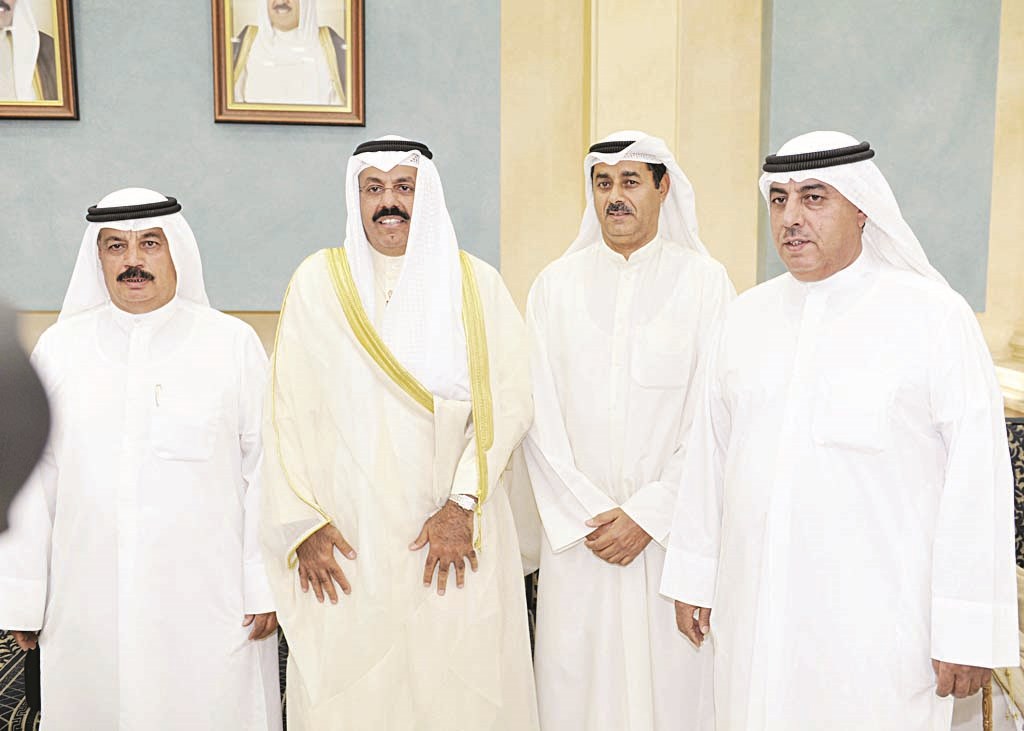 النواف متوسطاً عدداً من المهنئين