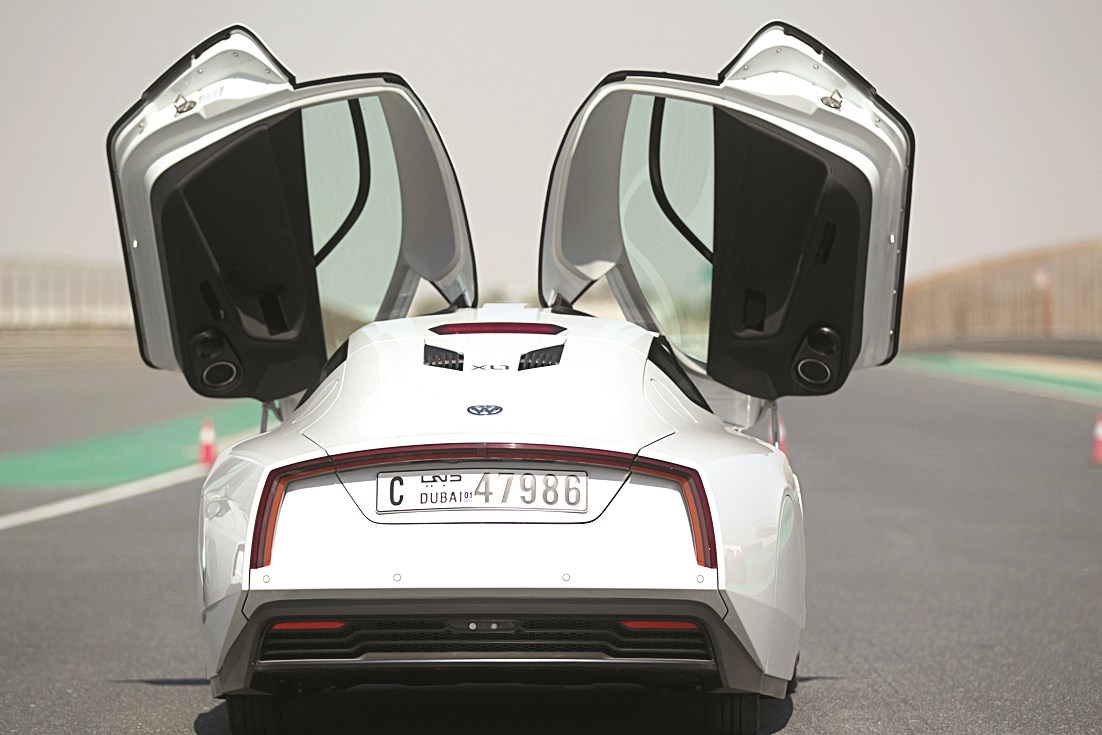 الأبواب تفتح للأعلى