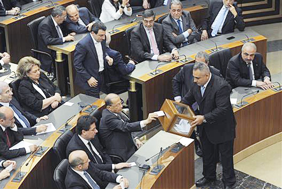 u0627u0644u0646u0627u0626u0628 u0645u064au0634u0627u0644 u0639u0648u0646 u064au0636u0639 u0648u0631u0642u062au0647 u0641u064a u0635u0646u062fu0648u0642 u0627u0644u0627u0642u062au0631u0627u0639 u0644u062fu0649 u062au0645u0631u064au0631u0647 u0639u0644u0649 u0627u0644u0646u0648u0627u0628 u062eu0644u0627u0644 u062cu0644u0633u0629 u0627u0646u062au062eu0627u0628u0627u062a u0631u0626u064au0633 u0644u0644u0628u0646u0627u0646