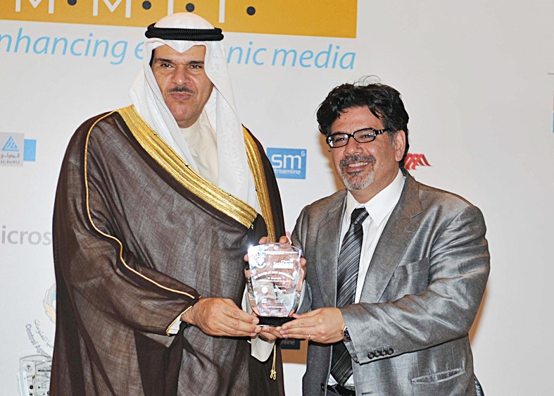 ... ودرع تذكارية لأحد المشاركين