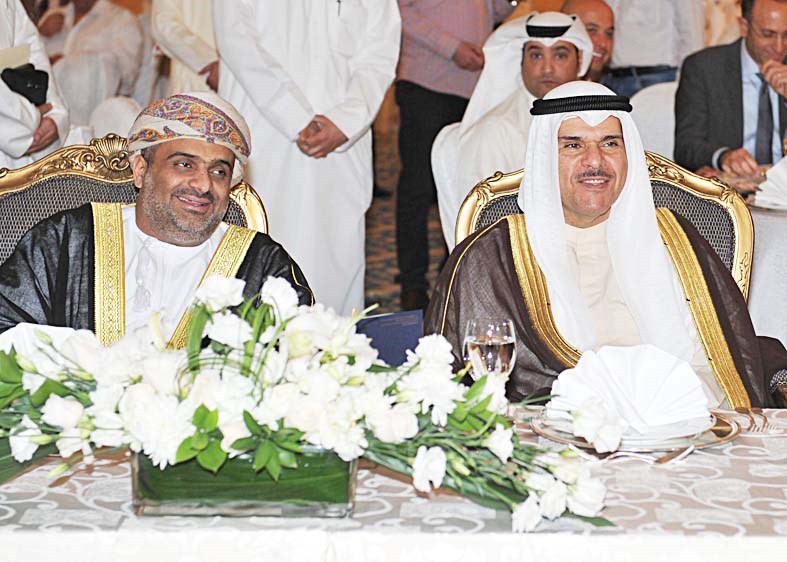 ... ويتابع مع أحد أعضاء الوفود المشاركة في فعاليات القمة