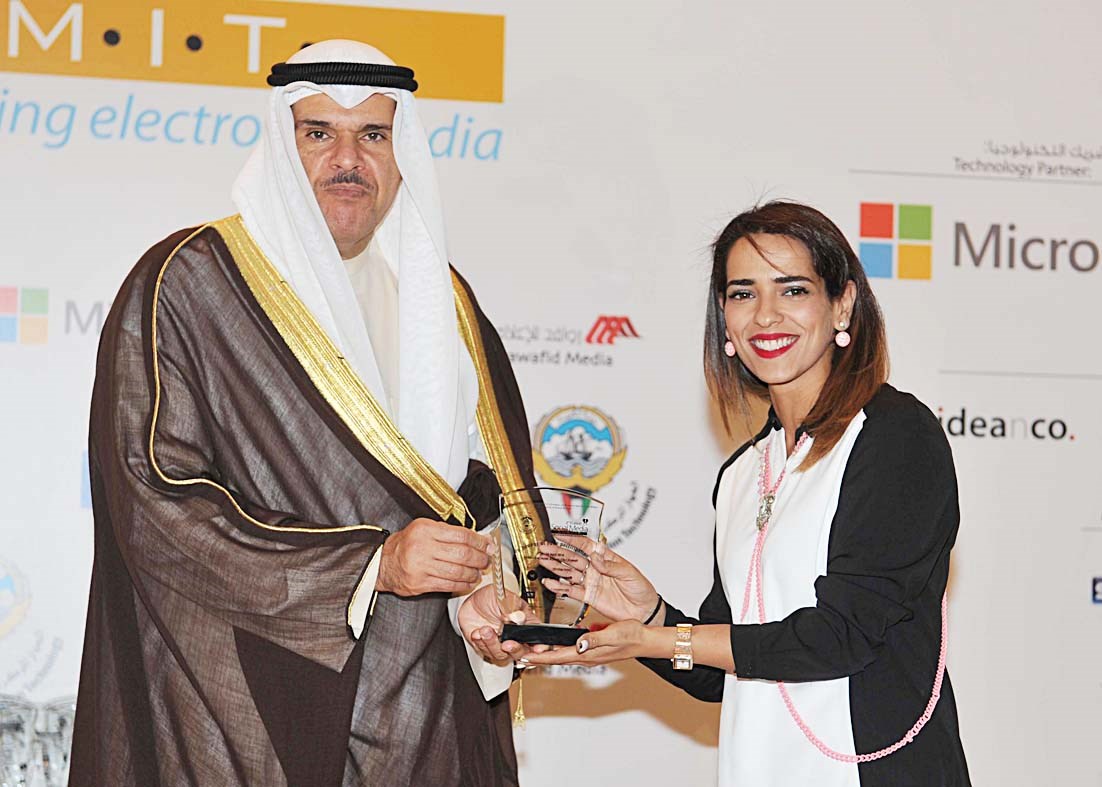 وزير الإعلام مكرماً إحدى المشاركات (تصوير سعد هنداوي)