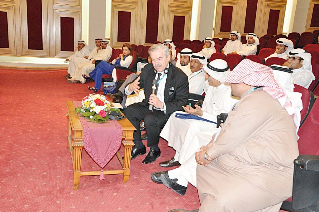 درايفوس خلال إحدى المداخلات