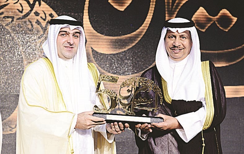 تكريم ممثل راعي الحفل