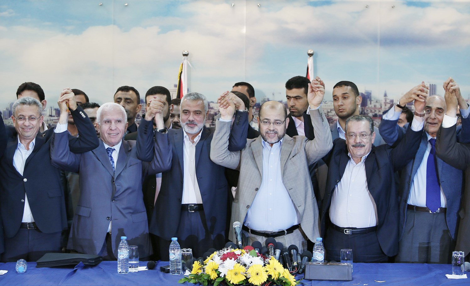 u0639u0632u0627u0645 u0627u0644u0623u062du0645u062f u0648u0627u0633u0645u0627u0639u064au0644 u0647u0646u064au0629 u0648u0645u0648u0633u0649 u0623u0628u0648 u0645u0631u0632u0648u0642 u064au0631u0641u0639u0648u0646 u0623u064au062fu064au0647u0645 u0628u0639u062f u0625u0639u0644u0627u0646 u0627u062au0641u0627u0642 u0627u0644u0645u0635u0627u0644u062du0629 u0641u064a u063au0632u0629 u0623u0645u0633 (u0631u0648u064au062au0631u0632)