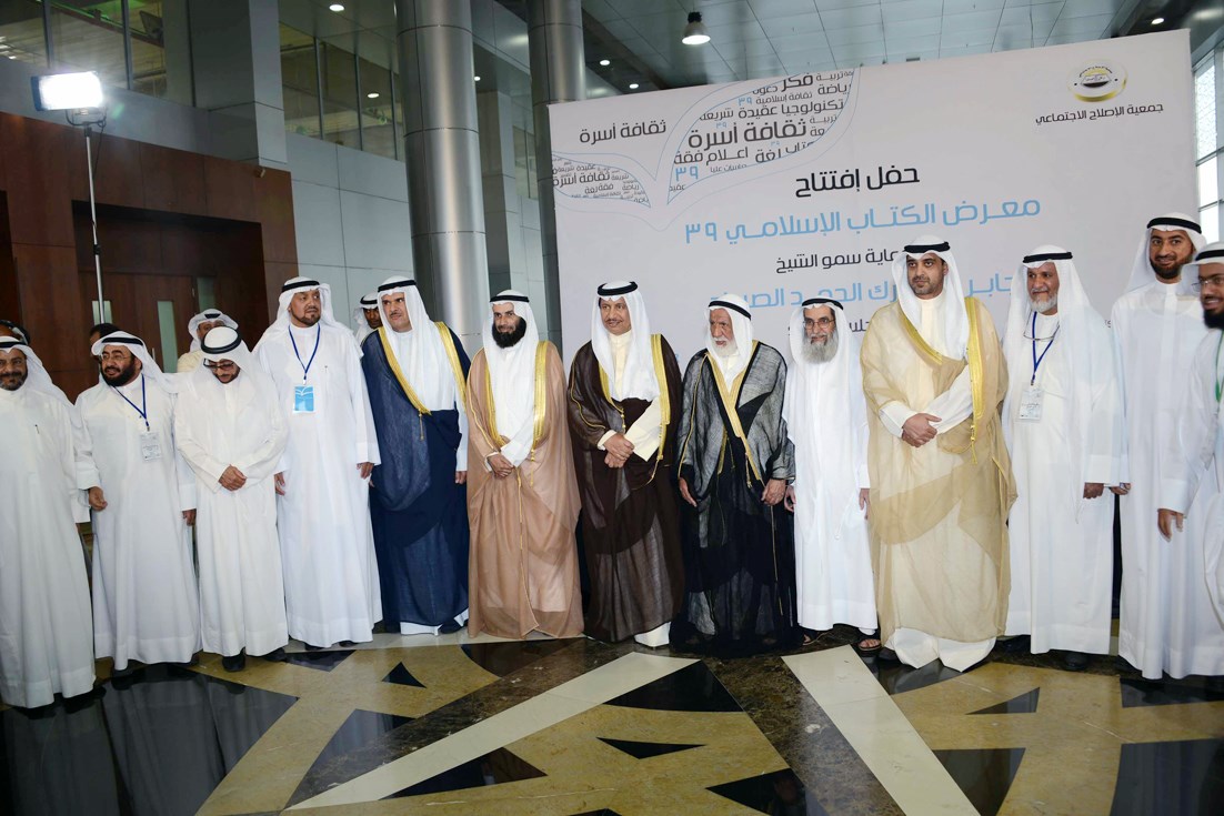 المبارك متوسطاً القائمين على المعرض والوزراء (تصوير كرم ذياب)