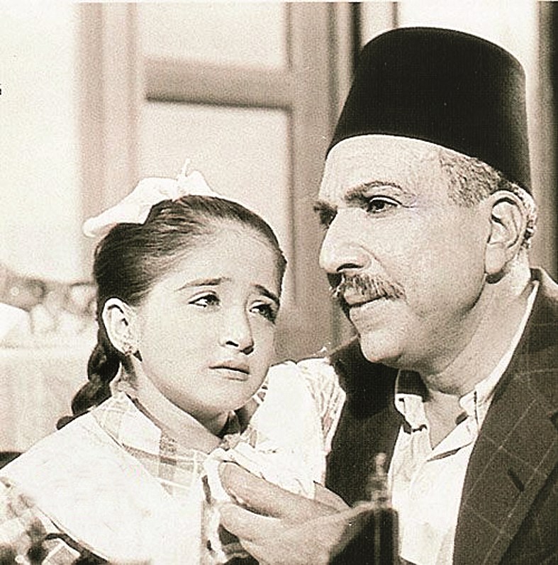 في طفولتها مع زكي رستم في مشهد من فيلم «قلبي على ولدي»