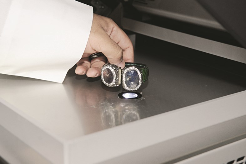 التدقيق على المجوهرات في قسم التجارة