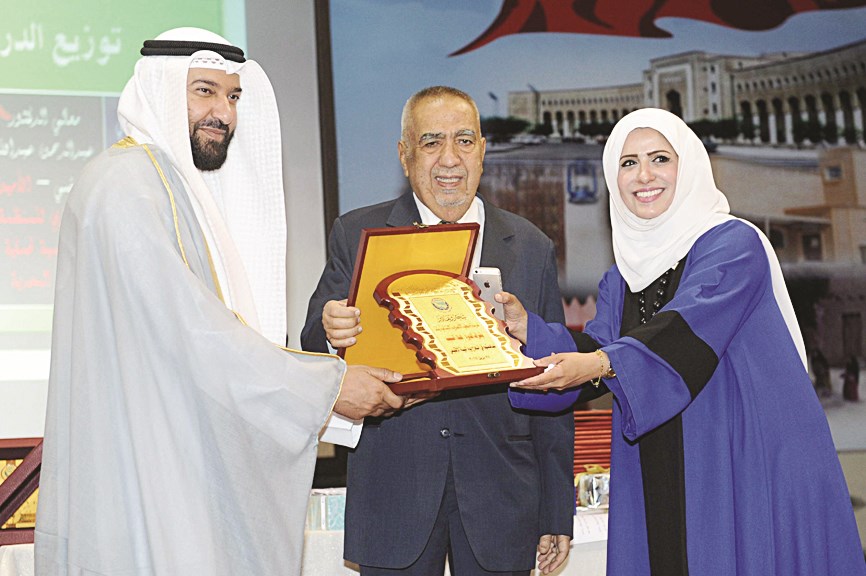 درع تذكارية لإحدى المشاركات