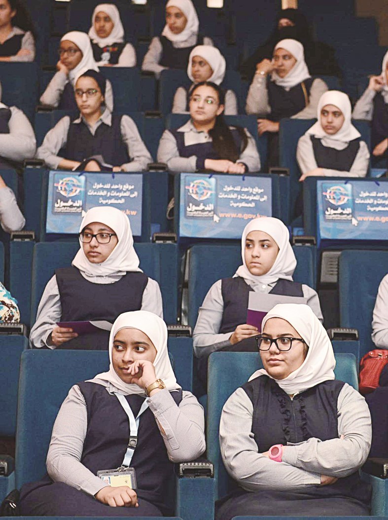 طالبات يتابعن فعاليات الاحتفال