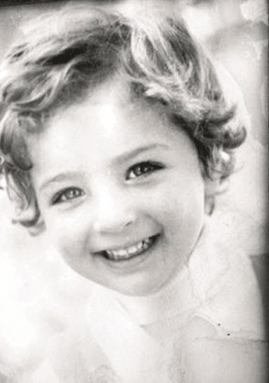 منى في طفولتها