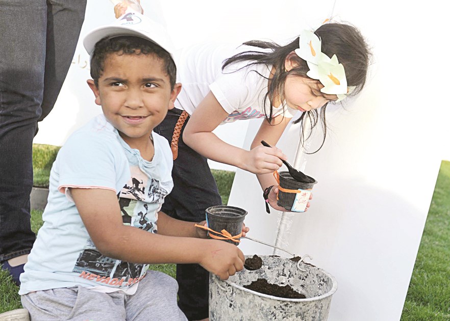 طفلان يشاركان في يوم الأرض