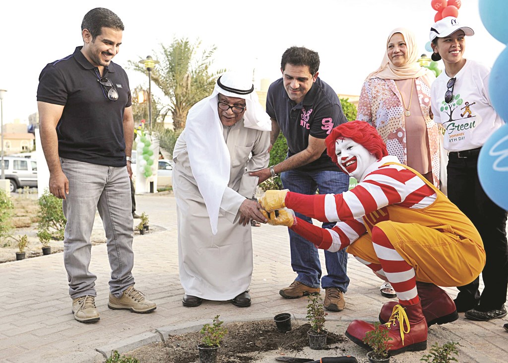 ... ومشاركاً في زرع شتلة