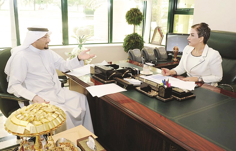 هنادي بستكي تتحدث للزميل ناصر الفرحان  (تصوير زكريا عطية)