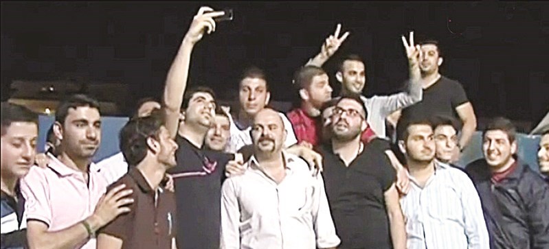 ... متوسطاً انصاره خلال مؤتمره الصحافي (بيروت - «الراي»)