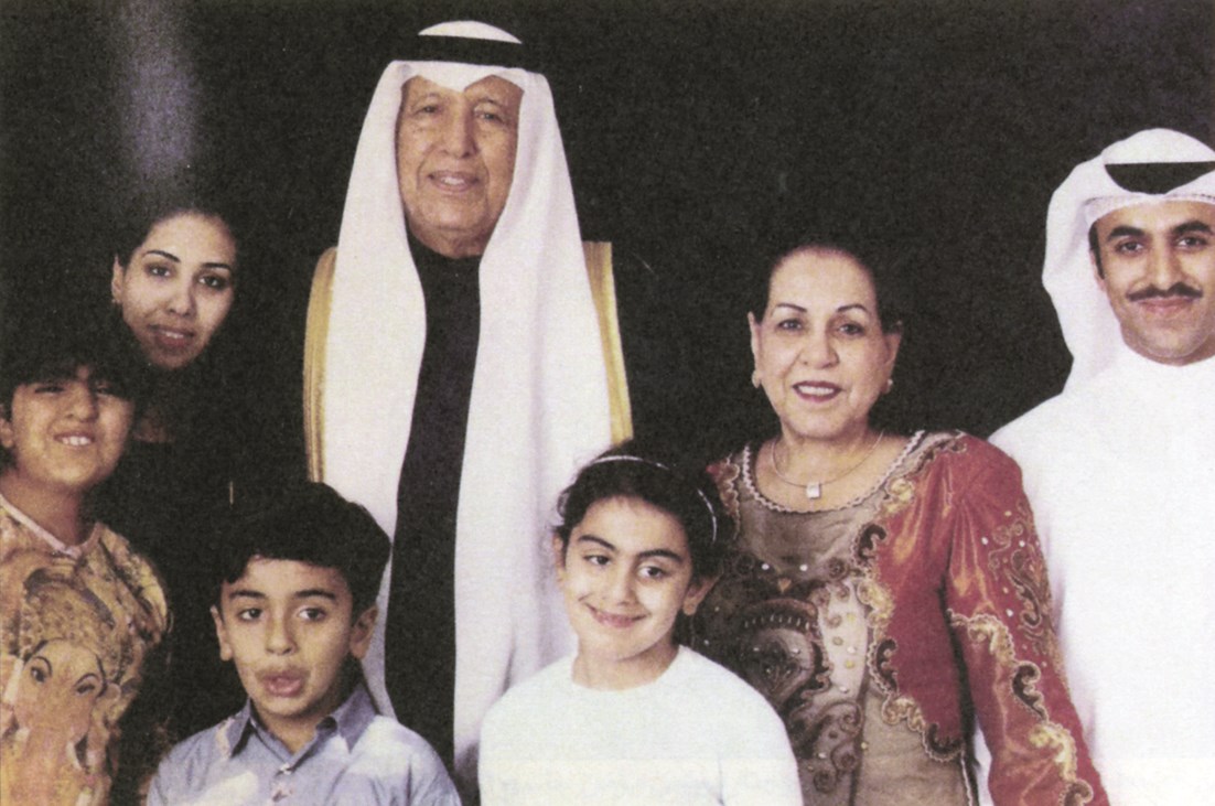 مبارك عبدالعزيز الحساوي «رحمه الله» مع أسرته عام 2003
