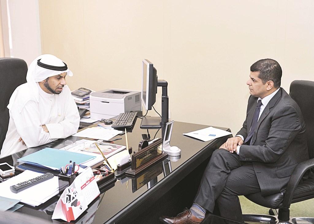 السابج متحدثا إلى الزميل رضا السناري