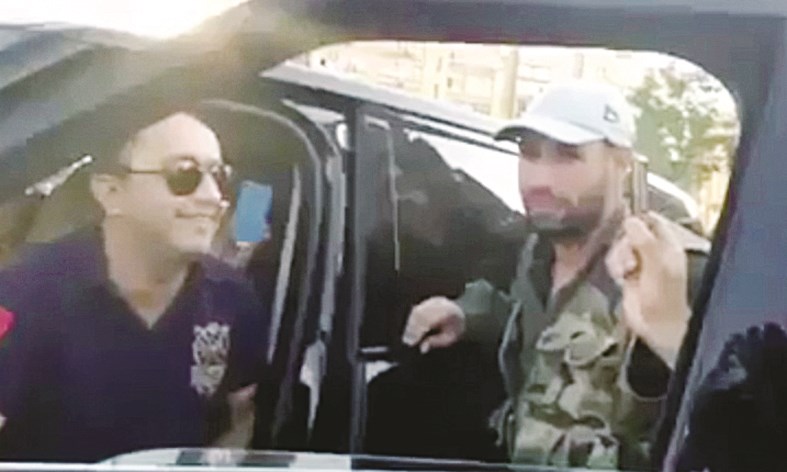 u0627u0644u062fu064au0643 u0643u0645u0627 u0638u0647u0631 u0641u064a u0627u0644u0641u064au062fu064au0648 u0648u0647u0648 u064au063au0646u064a u0639u0644u0649 u062du0627u062cu0632 u0644u0644u062cu064au0634 u0627u0644u0633u0648u0631u064a