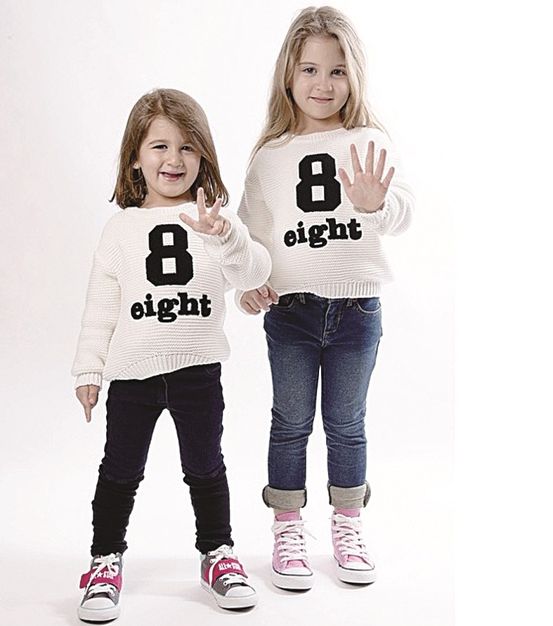 ... وابنتاها ميلا وإيلا تروجان لألبومها الثامن