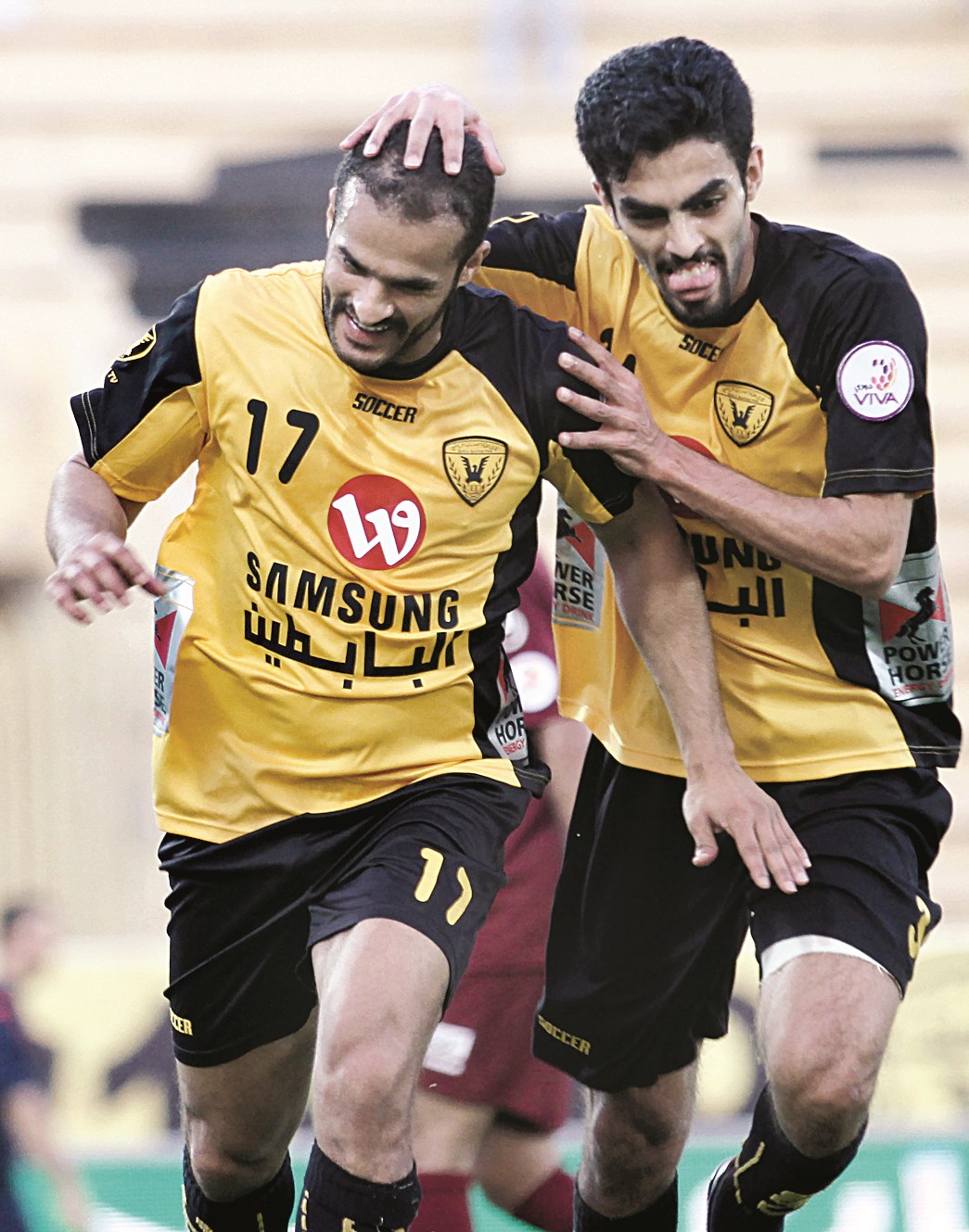 بدر المطوع الذي سجل هدف القادسية الوحيد يتلقى التهنئة من زميله أحمد الظفيري