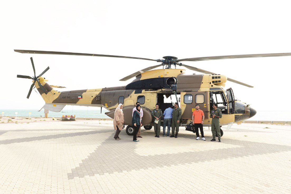 الزميل غانم السليماني وفريق المتطوعين مع طاقم الطائرة