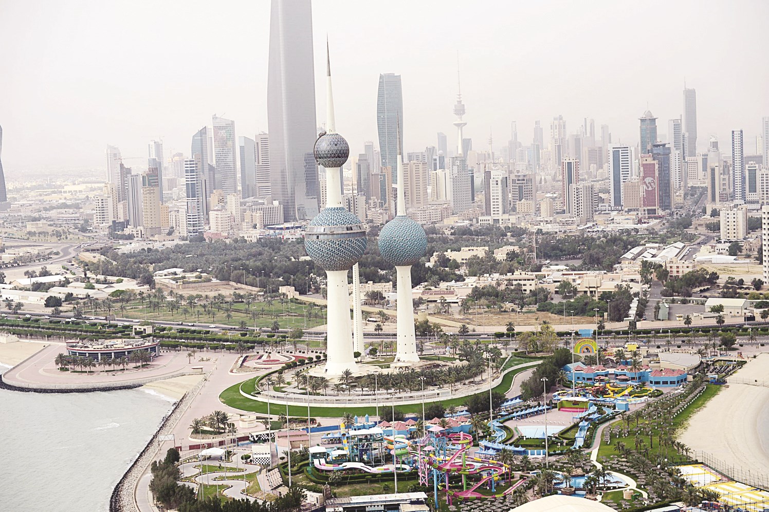 أبراج الكويت تتربع على جمال شارع الخليج