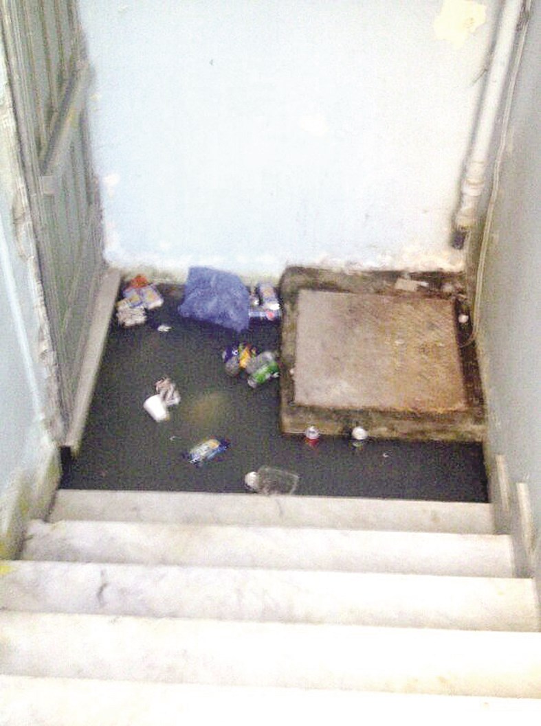 مخلفات القمامة في ممرات المدرسة