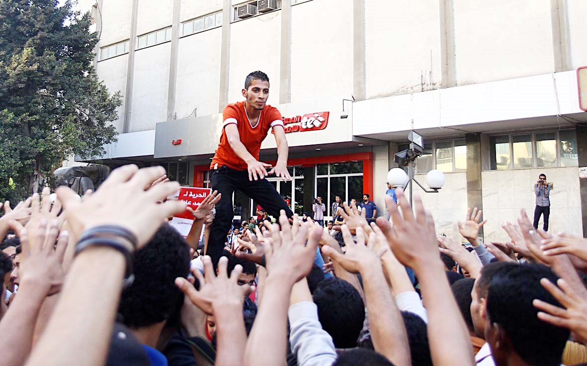 u0645u0635u0631u064au0648u0646 u064au062au0638u0627u0647u0631u0648u0646 u0623u0648u0644 u0645u0646 u0623u0645u0633 u0623u0645u0627u0645 u0627u0644u0642u0635u0631 u0627u0644u0631u0626u0627u0633u064a u0627u062du062au062cu0627u062cu0627u064b u0639u0644u0649 u0642u0627u0646u0648u0646 u0627u0644u062au0638u0627u0647u0631 (u0627 u0628)