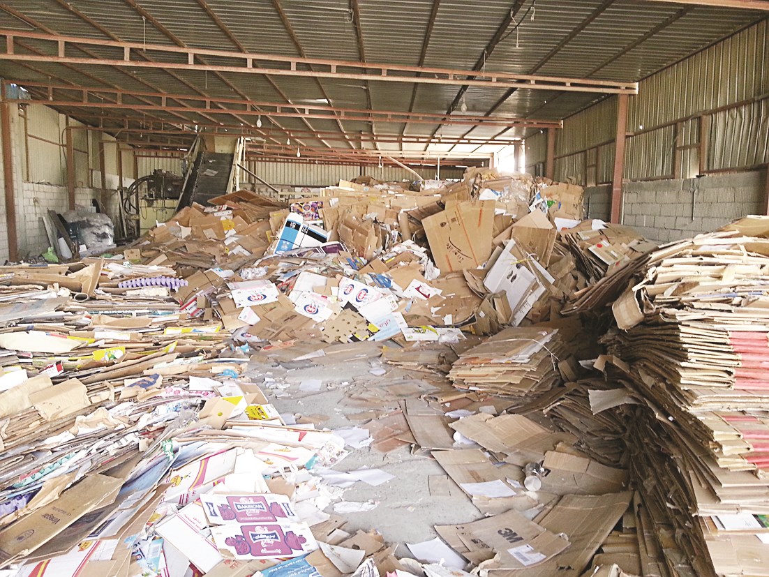 أكوام الكراتين في أحد المكابس