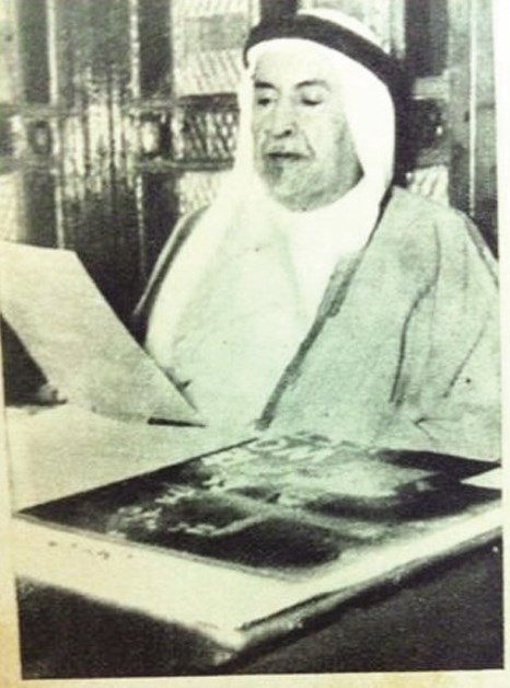 حاكم الكويت في مكتبه يراجع أوراقه قبل أن يستقبل زواره