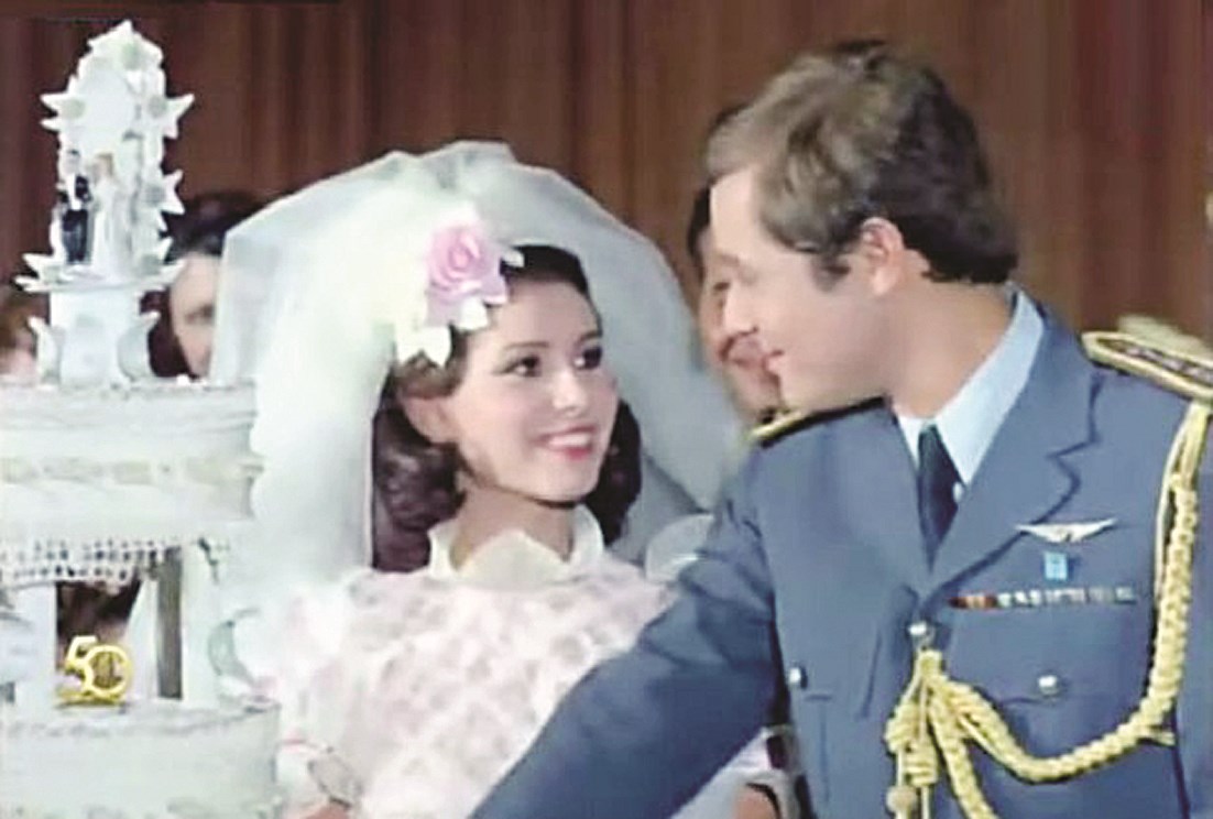 مشهد من احد الافلام يجمعها بمحمود عبد العزيز